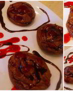 Шоколадные творожники с малиновым соусом и шоколадным топпингом