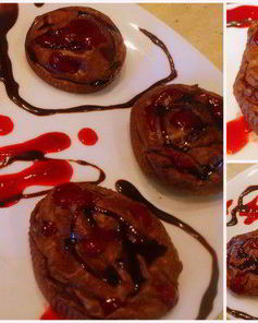 Шоколадные творожники с малиновым соусом и шоколадным топпингом