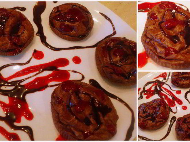 Рецепт шоколадных творожников с малиновым соусом и шоколадным топпингом