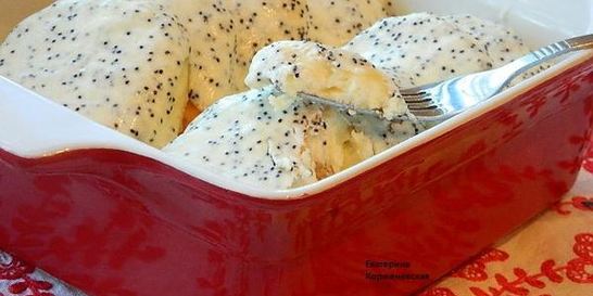 Сырники с изюмом и маковым соусом