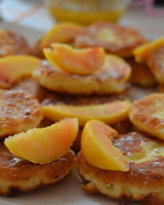 Сырники с персиками