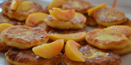 Сырники с персиками