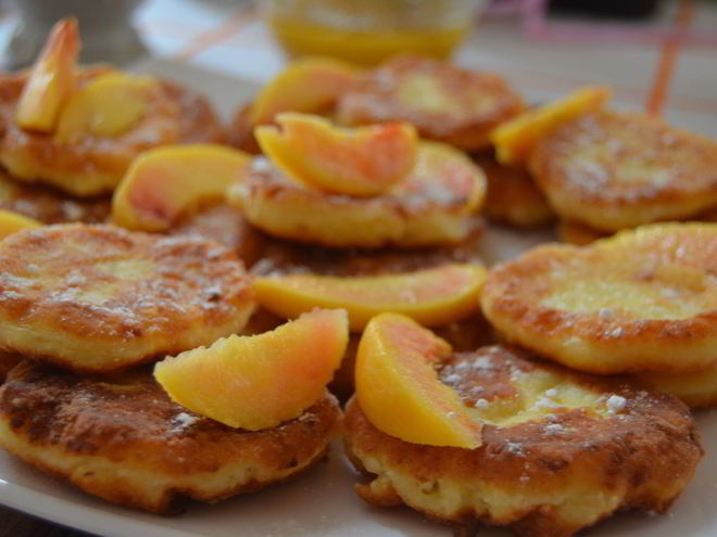Рецепт сырников с персиками
