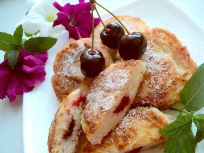 Рецепт сырников с вишней и шоколадом
