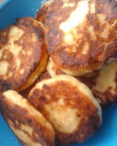 Сырники с яблоком, ванилью и корицей на сковороде