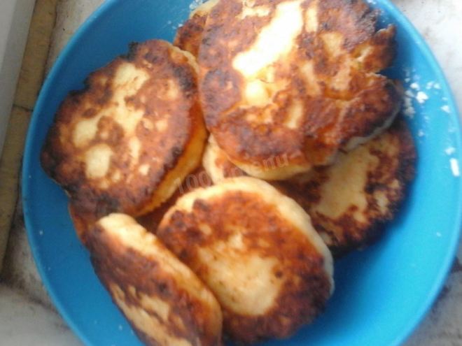 Рецепт сырников с яблоком, ванилью и корицей на сковороде