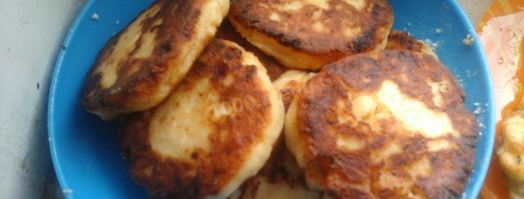 сырники с яблоком, ванилью и корицей на сковороде. Шаг 5