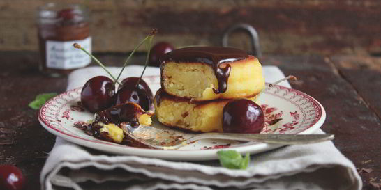 Ванильные сырники с шоколадным соусом и черешней