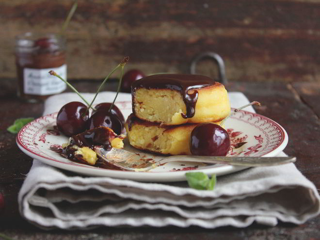 Рецепт ванильных сырников с шоколадным соусом и черешней