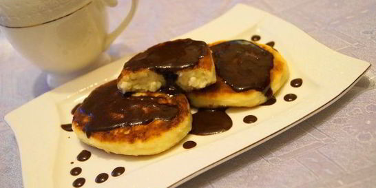 Ванильные сырники с шоколадным соусом