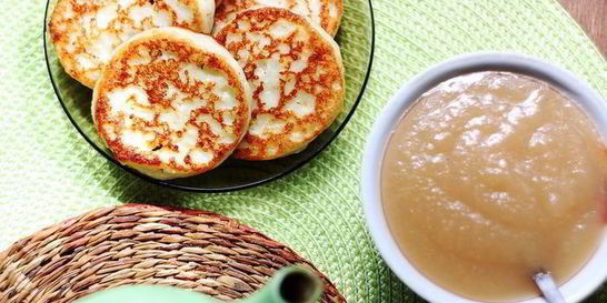 Ванильные сырники с яблочным соусом