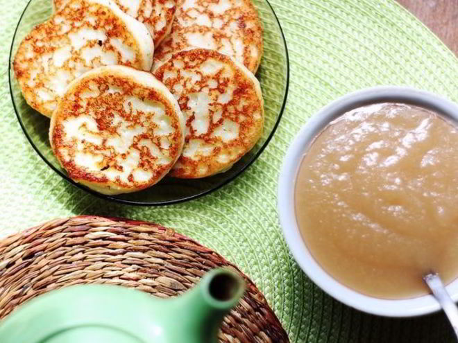 Рецепт ванильных сырников с яблочным соусом