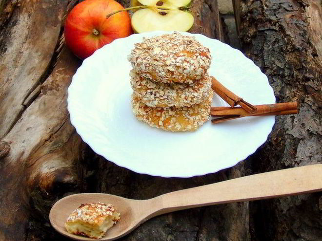 Рецепт яблочных сырников в овсяной панировке без муки