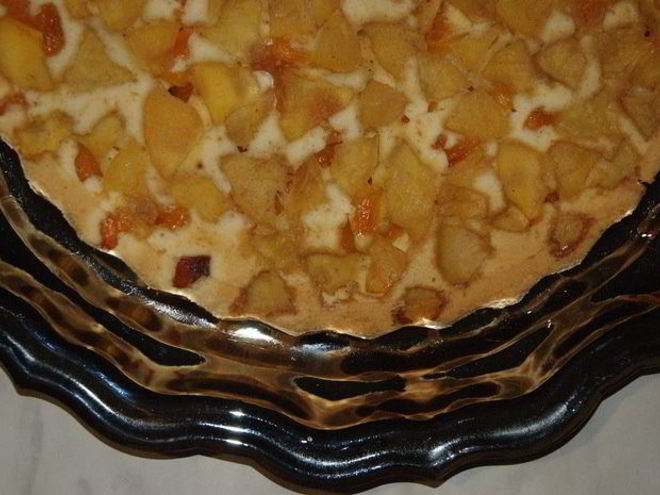 Рецепт бисквита с яблоками, курагой и корицей