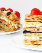 Блинный торт с ветчиной, сыром и овощами