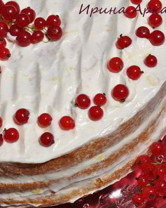 Голый торт с красной смородиной
