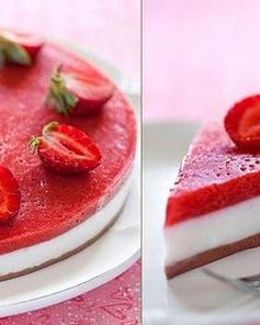 Йогуртовый торт-желе с клубникой