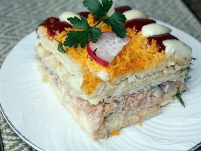 Рецепт простого рыбного торта с крекерами