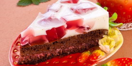 Шоколадный торт с молочно-клубничным желе