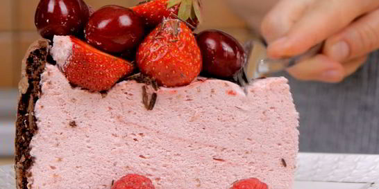 Торт с фруктами и ягодами