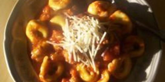 Тортеллини с курицей в томатно-сливочном соусе