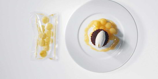 Яблоки в вине с яблочным бисквитом