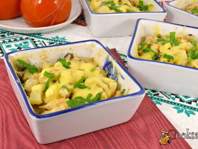 Рецепт картофельной запеканки с курицей, грибами и сыром в микроволновке
