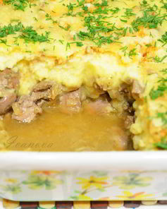 Картофельная запеканка с печенкой, тушеной в белом вине, и орехами