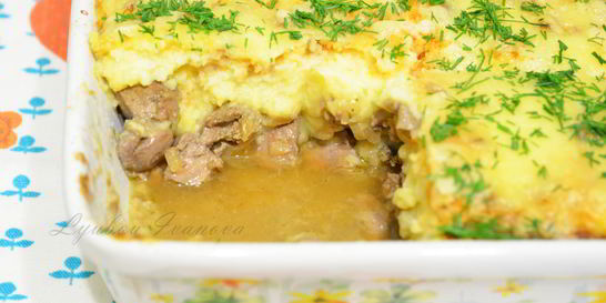 Картофельная запеканка с печенкой, тушеной в белом вине, и орехами