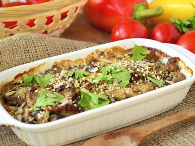 Рецепт мясной запеканки с баклажанами в йогуртово-тахинном соусе