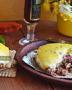 Мясная запеканка с соусом бешамель