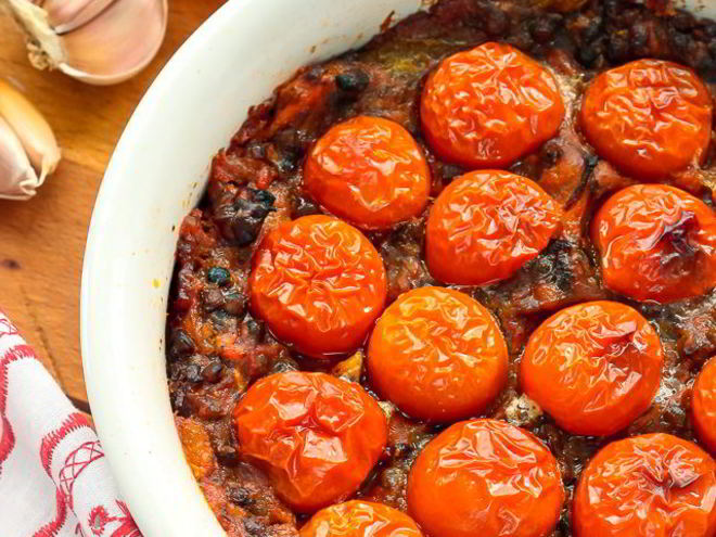 Рецепт запеканки из чечевицы с помидорами и беконом