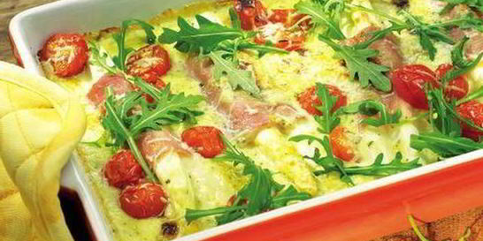 Запеканка из спаржи с помидорами и руколой