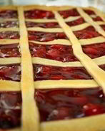 Чизкейк из слоеного теста с вишневым джемом