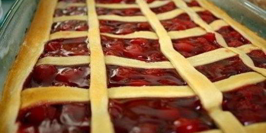 Чизкейк из слоеного теста с вишневым джемом