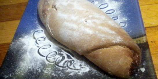 Домашняя булка с малиновым джемом