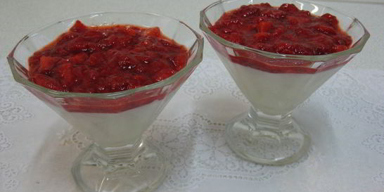 Ванильный пудинг с джемом из клубники