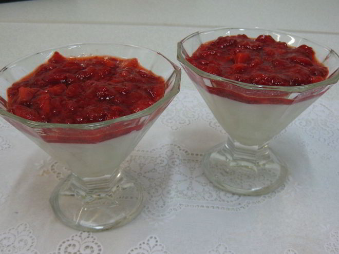 Рецепт ванильного пудинга с джемом из клубники