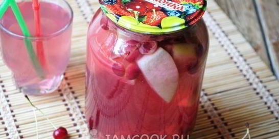 Компот из яблок и вишни