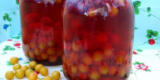 Компот с алычой и малиной