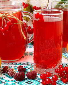 Компот с яблоками, малиной, калиной и айвой