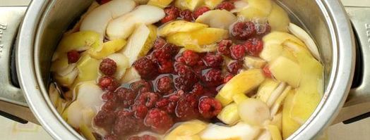 компот с яблоками, малиной, калиной и айвой. Шаг 3