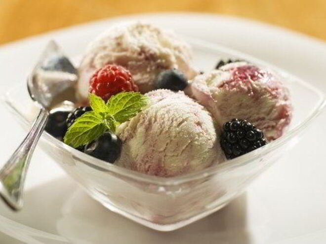Рецепт ванильного мороженого с теплым ягодным компотом