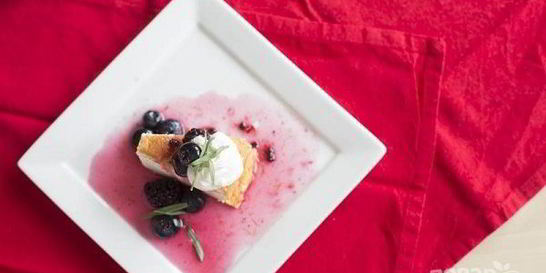 Ванильный торт с ягодным компоте