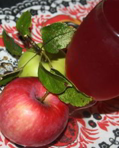 Яблочный компот с виноградными листочками