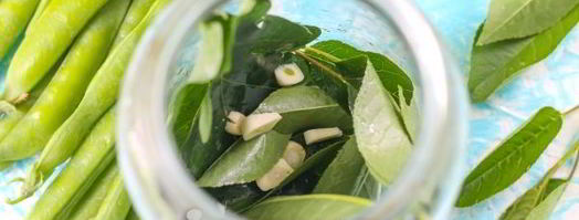 консервированные огурцы с зеленым горошком на зиму. Шаг 4