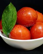 Красные помидоры квашеные в кастрюле