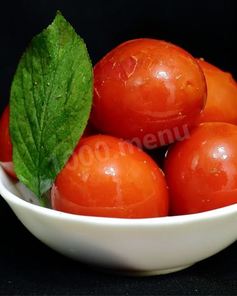 Красные помидоры квашеные в кастрюле