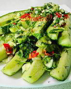 Быстромаринованные огурцы в контейнере