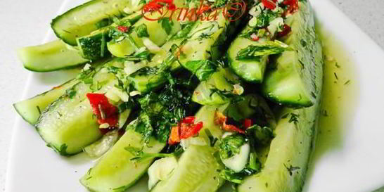 Быстромаринованные огурцы в контейнере